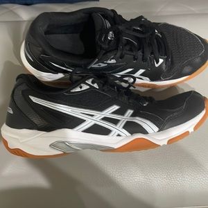 Womens ASICS volleyball court shoes gently used